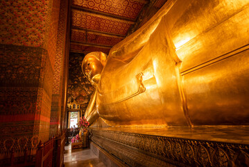 Golden reclining buddha statue at Wat Pho (Wat Phra Chettuphon Wimon Mangkhlaram Ratchaworamahawihan) 