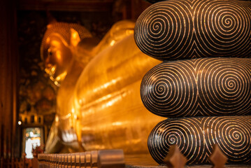 Golden reclining buddha statue at Wat Pho (Wat Phra Chettuphon Wimon Mangkhlaram...