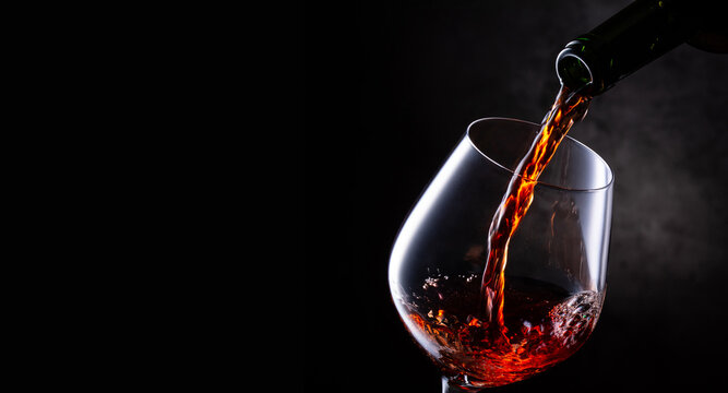 赤ワインを注ぐ