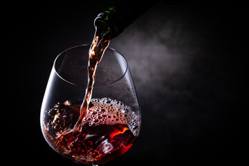 赤ワインを注ぐ