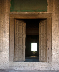Fototapeta na wymiar door of an old building