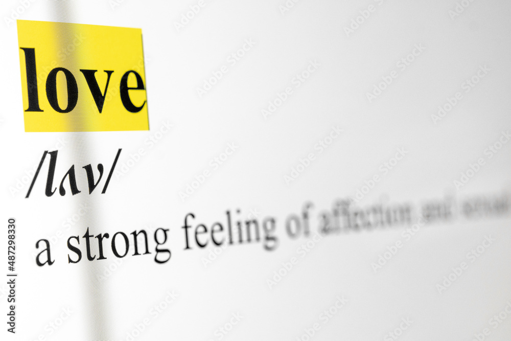 Fototapete love text macro shot highlighted in yellow color on computer screen