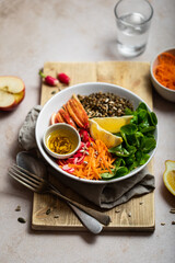 buddha bowl salade de crudités pommes lentilles carottes radis
