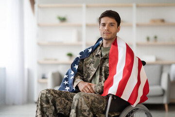 Handsome military guy in wheelchair with flag of the US - obrazy, fototapety, plakaty