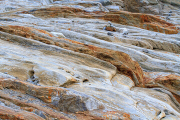 Hinterlassene Schleifstrukturen im felsigen Untergrund der Gletscherzunge des Svartisen Gletscher