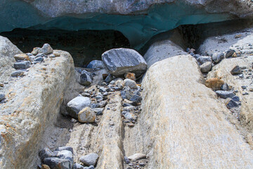 Hinterlassene Schleifstrukturen im felsigen Untergrund der Gletscherzunge des Svartisen Gletscher