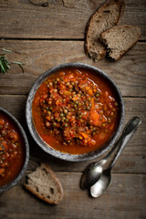 assiette de soupe de lentilles et tomates fait maison aux herbes et épices