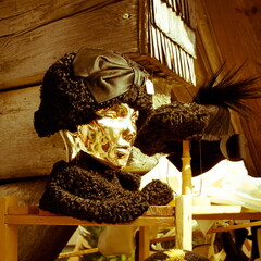 showcase with mannequin and hats