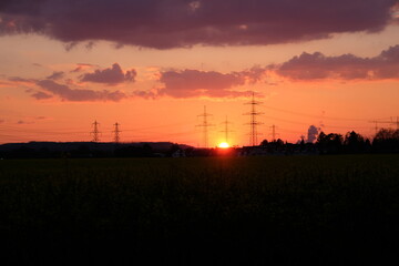 FU 2021-05-07 Freiheit 13 Zwischen den Stromleitungen geht die Sonne unter