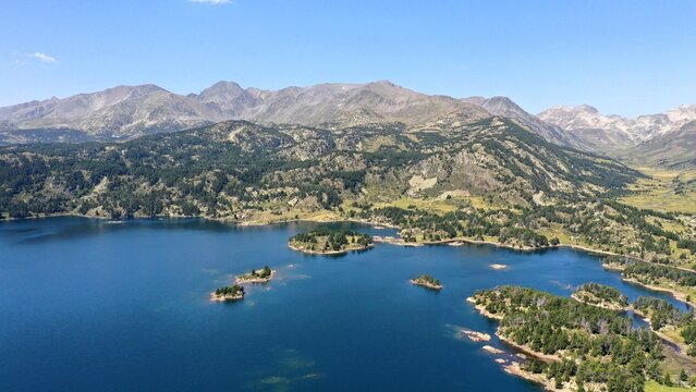 survol d'un lac de montagne matemale et des forets dans les Pyr&eacute;n&eacute;es-Orientales, sud de la France, parc naturel des Bouillouses
