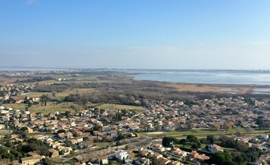 Fototapeta premium vue aérienne de Montpellier, Lattes et Mauguio dans le sud de la France en Occitanie