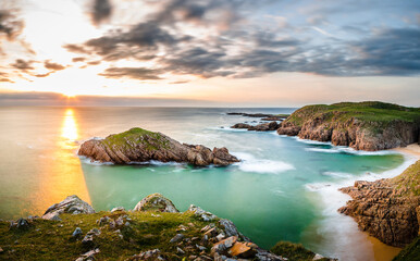 Sonnenuntergang Panorama in Irland Meer Ozean Küste Atlantik Klippen Felsen Landschaft Natur /...