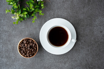 コーヒーとコーヒー豆　黒背景