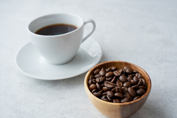 コーヒーと珈琲豆　白背景