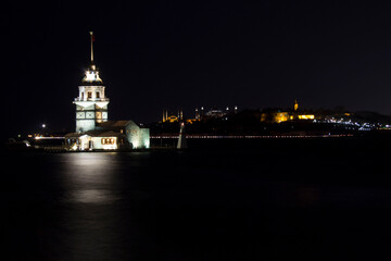 Obraz premium Maiden’s tower Illuminated at night in Istanbul, turkey