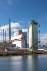 Obraz premium Chemische Industrie am Lech Kanal bei Augsburg