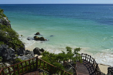 Fototapeta premium Vista da descida até o mar com suas diferentes tonalidades de cor