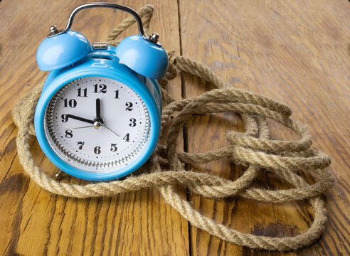 Image of the alarm clock and ropes close-up