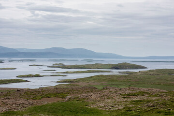Blick über den Breiðafjörður mit den Inseln Öxney, Brokey und Olafsey. Der Fjord trennt das Gebiet der Westfjorde von der Halbinsel Snæfellsnes.