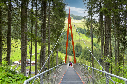 Brücke über den Fluss Saalbach im Talschluss bei Saalbach Hinterglemm / Österreich