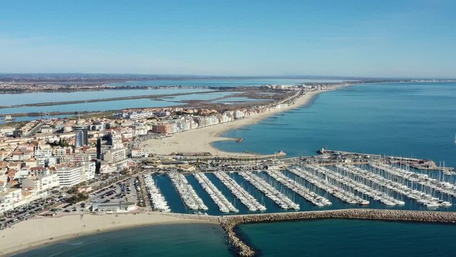 survol des plages et du port de Palavas-les-Flots, pr&egrave;s de Montpellier en Occitanie dans le sud de la France