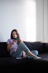 Obraz premium The morning routine of a young woman using her phone