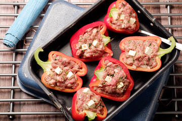 Gefüllte Paprikaschoten mit Feta in Tomatensauce in einer Auflaufform