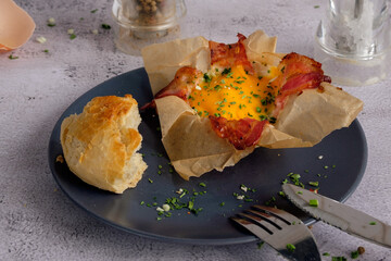 Frühstücksmuffins mit Speck und Ei auf einem Teller