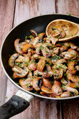 Frische, gebratene Pilze (Champignons) in einer Pfanne