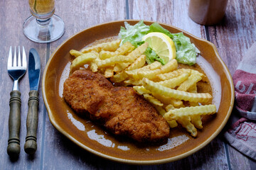 SchweineSchnitzel, Wiener Art mit Pommes Frittes. Dazu ein Glas Bier


SchweineSchnitzel, Wiener Art mit Pommes Frittes. Dazu ein Glas Bier