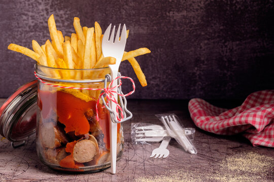 Currywurst mit Pommes Frites in einem Glas. Mantaplatte to go.
