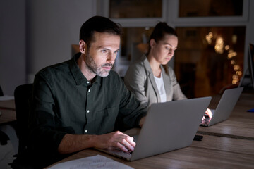 Obraz premium Caucasian workers working late at the office