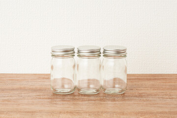 3つの小瓶　木目　白い壁