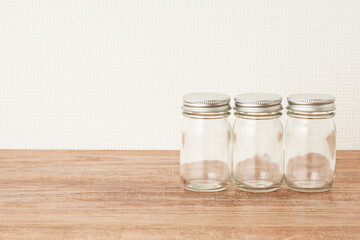 3つの小瓶　木目　白い壁