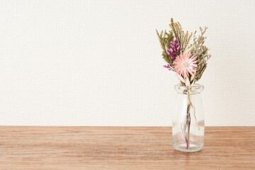 ドライフラワー　瓶　白い壁　木目