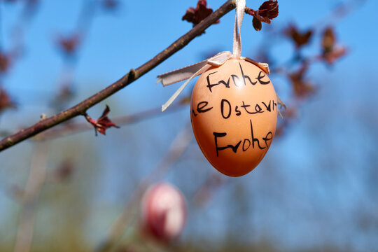 Osterschmuck im Garten	