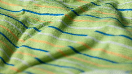 Camiseta a rayas verde, azul, blanca y naranja