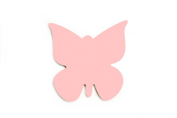 Mariposa hecha de madera de color rosa pastel sobre un fondo blanco liso y aislado. Vista superior y de cerca. Copy space