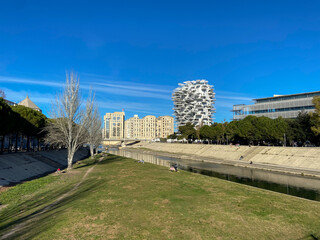 Immeuble moderne au bord du Lez à Montpellier, Occitanie