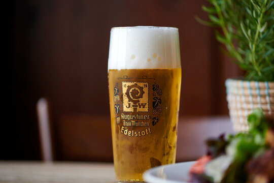Augustiner Bier Edelstoff aus M&uuml;nchen Bayern perfekt eingeschenkt in einem halben Liter Glas mit sch&ouml;ner Schaumkrone