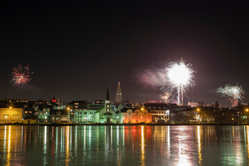Mit einem Silvesterfeuerwerk über der isländischen Hauptstadt begrüßen die Isländer das neue Jahr.
