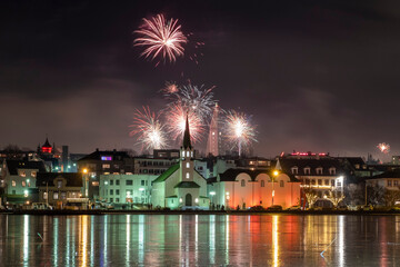 Mit einem Silvesterfeuerwerk &uuml;ber der isl&auml;ndischen Hauptstadt begr&uuml;&szlig;en die Isl&auml;nder das neue Jahr.