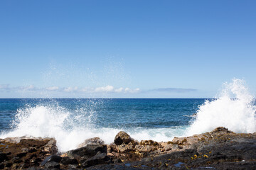 ハワイ島の岩場の海岸に打ち付ける白波