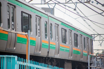 都心を走る通勤電車のサイドビューのクローズアップ