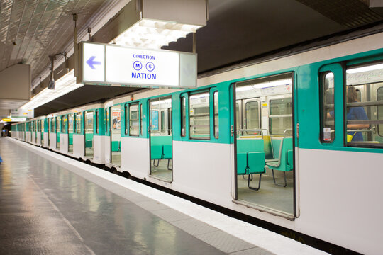 始発駅で出発を待つパリのメトロの車両