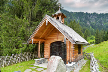 Kapelle in den Bergen bei Saalbach Hinterglemm in Österreich