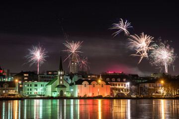 Mit einem Silvesterfeuerwerk &uuml;ber der isl&auml;ndischen Hauptstadt begr&uuml;&szlig;en die Isl&auml;nder das neue Jahr.