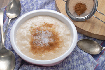 vanilla rice pudding with cinnamon and sugar
