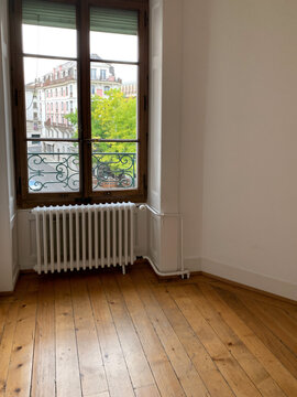 Fen^tre d'un appartement vide ancien