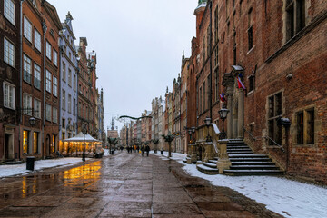 Fototapeta na wymiar City Hall in Gdansk and winter snow-covered historic street 